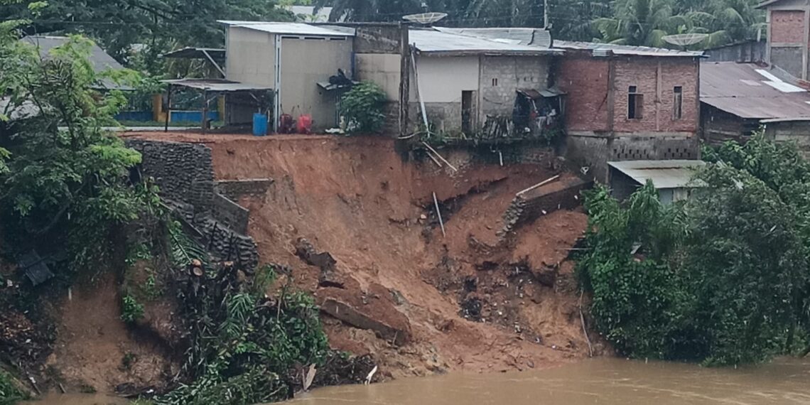 Terjadi Tanah Longsor,  3 Buah Rumah  Warga Desa Lubuk Gedang, Dapurnya Terjun Bebas ke Sungai Manjunto