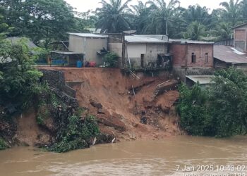 Terjadi Tanah Longsor,  3 Buah Rumah  Warga Desa Lubuk Gedang, Dapurnya Terjun Bebas ke Sungai Manjunto