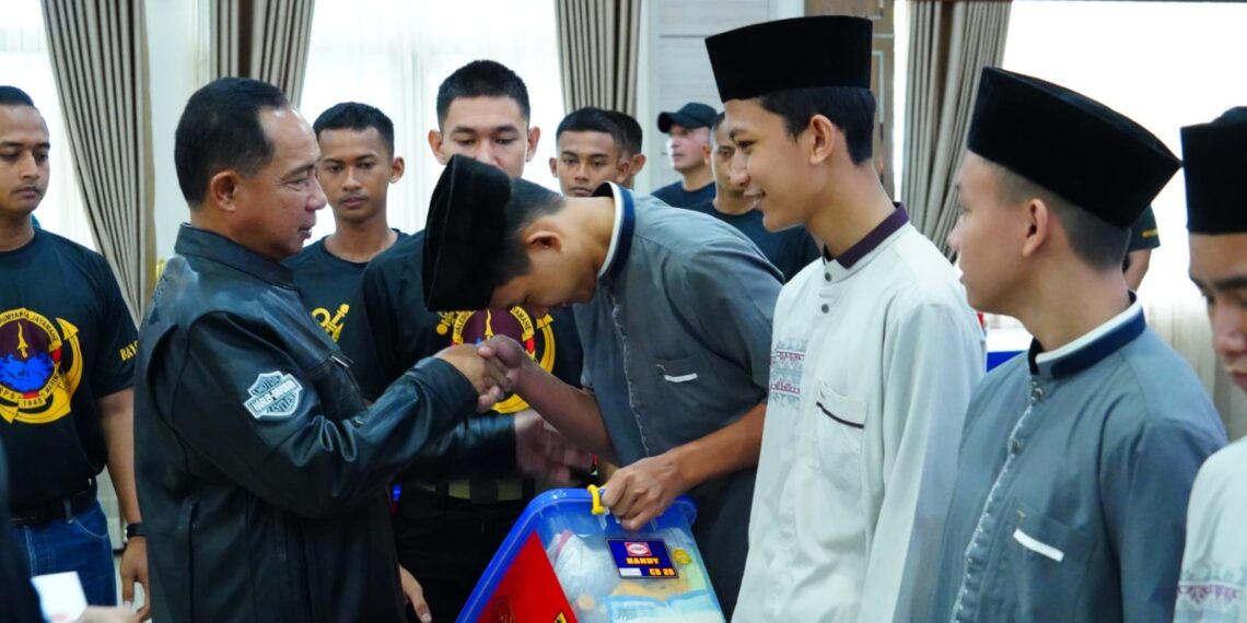 Panglima TNI Berikan Bantuan Sosial kepada Anak-Anak Yatim Piatu di Bumi Marinir Cilandak