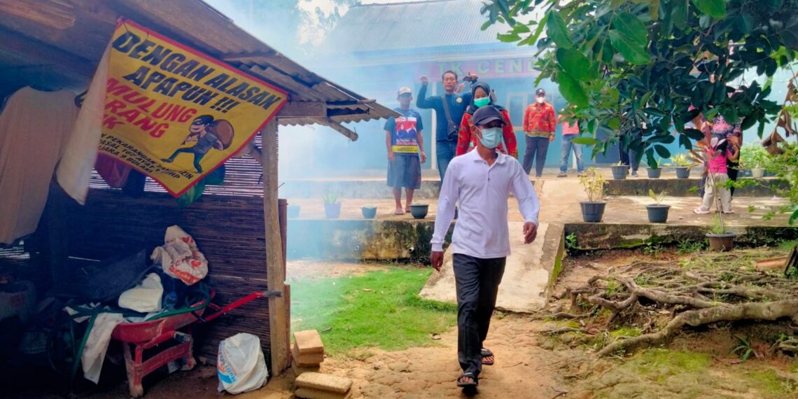 Kepala Puskesmas Buko Poso dan Polsek Way Serdang Gelar Fogging Cegah Demam Berdarah
