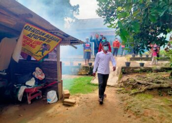 Kepala Puskesmas Buko Poso dan Polsek Way Serdang Gelar Fogging Cegah Demam Berdarah