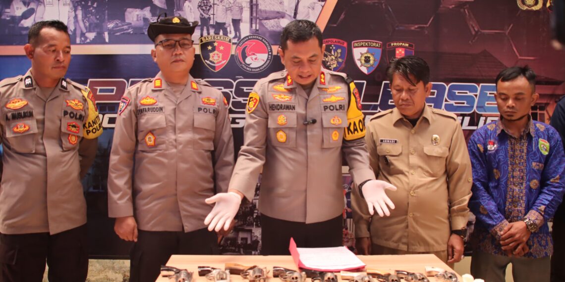 Masyarakat Sungai Menang Serahkan 9 Pucuk Senjata Rakitan ke Polres OKI