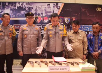 Masyarakat Sungai Menang Serahkan 9 Pucuk Senjata Rakitan ke Polres OKI