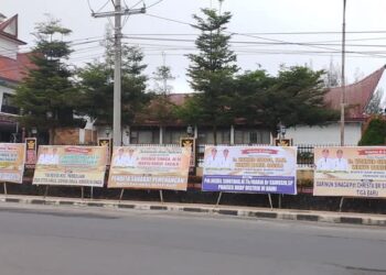 Karangan Bunga Ucapan Selamat Pelantikan Vickner Sinaga dan Wahyu Sagala Penuhi Kantor Bupati Dairi