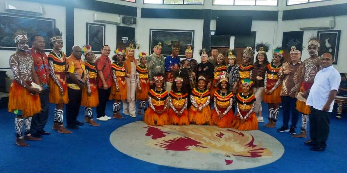 Tiba di Sentani, Rombongan SKKP Disambut Tarian Daerah dan Penyematan Mahkota Kasuari