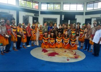 Tiba di Sentani, Rombongan SKKP Disambut Tarian Daerah dan Penyematan Mahkota Kasuari