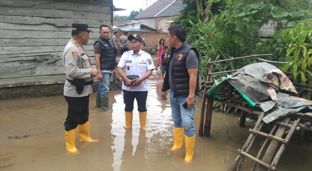 Polres OKI dan Polsek Lempuing Sambangi Warga Terdampak Banjir di Dusun 1 Desa Tebing Suluh
