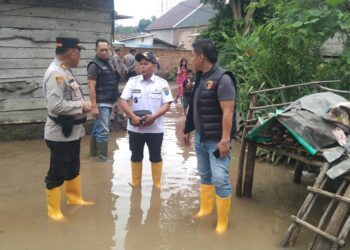 Polres OKI dan Polsek Lempuing Sambangi Warga Terdampak Banjir di Dusun 1 Desa Tebing Suluh