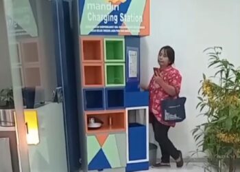 Aksi Heroik Ibu di Bandar Lampung Pukul – Pukul Rantang Di Ruangan Bank Mandiri