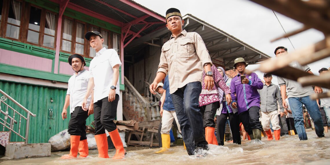 Baru Pulang Retret, Bupati dan Wabup OKI Tancap Gas Tinjau Warga Terdampak Banjir