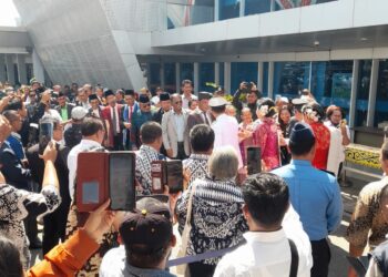 Kembali ke Taput Usai Retreat, Bupati Dan Wakil Bupati Taput Disambut Hangat Masyarakat