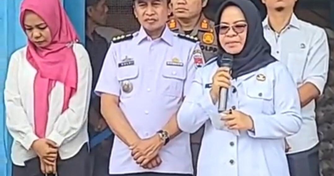 Bupati Mesuji Elfianah Didampingi Dinas Sosial Membagikan Beras Reguler Kepada Masyarakat Yang  Terdampak Banjir