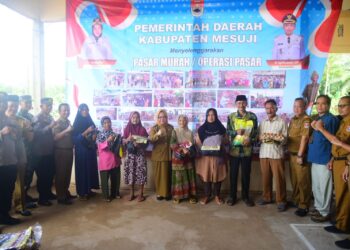 Dalam Rangka Hari Besar Keagamaan Nasional  (HBKN) Ramadan dan Idul Fitri 1446 H, Bupati Mesuji Bersama Sunardi Buka Pasar Murah