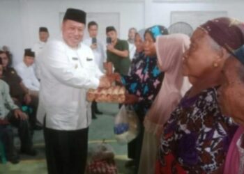 Bupati Chairul Huda, SH, Bagikan Sembako Gratis Kepada Lansia