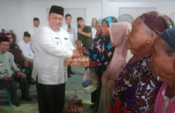 Bupati Chairul Huda, SH, Bagikan Sembako Gratis Kepada Lansia