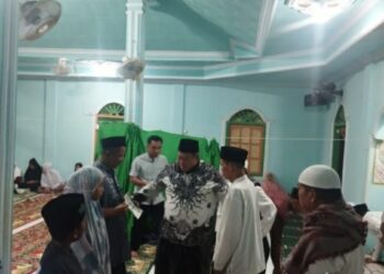 Bupati Chairul Huda Didampingi Ibu Ani Chairul Huda Berbuka dan Sholat Terawih Bersama Warga Desa Sari Makmur