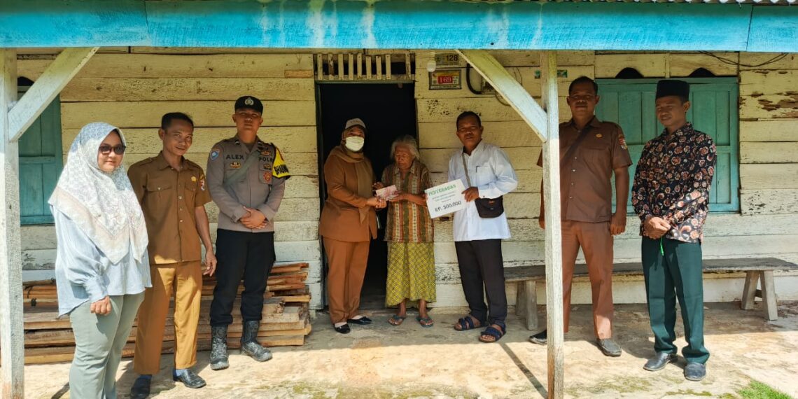 Masyarakat Tiyuh Mercu Buana Penuh Bahagia Menerima Pembagian Bantuan Langsung Tunai (BLT)