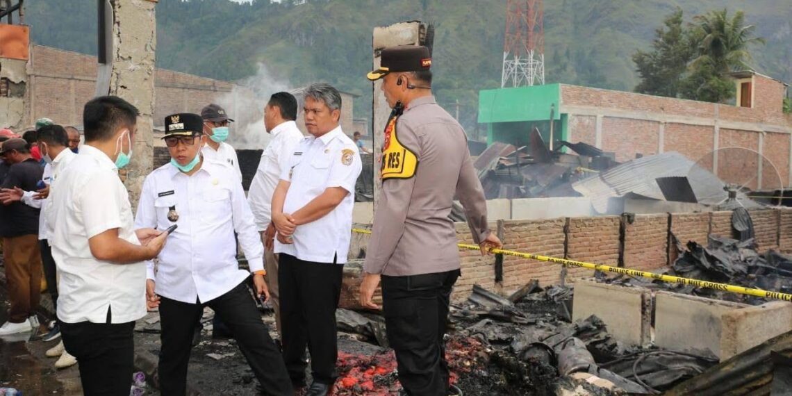 Bupati dan Wakil Bupati Tapanuli Utara Tinjau Lokasi Kebakaran di Pasar Muara