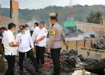 Bupati dan Wakil Bupati Tapanuli Utara Tinjau Lokasi Kebakaran di Pasar Muara