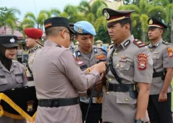 Kapolres Mukomuro, AKBP Riky Crisma Wardana, memimpin langsung serah terima jabatan 5 pejabat utama di lingkungan Polres Mukomuro.