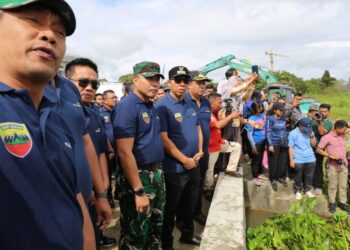 Bupati Taput Hadiri Kegiatan TNI Manunggal Memelihara Danau Toba di Pantai Landai Balige
