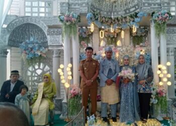 Wakil Bupati Mukomuko, Rahmadi, AB, Hadiri Resepsi Pernikahan Frasiska dan Yadi di Desa Lubuk Sanai