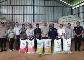 Bantu Petani Sawit, Bupati Muchendi Salurkan Sarpras dari BPDPKS Senilai 11,9 Miliar