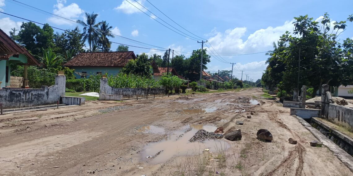 Warga Masyarakat  Akan Portal Jalan  Kabupaten Tulang Bawang Barat  Kecamatan Gunung Agung Di Tiyuh Sumber Jaya