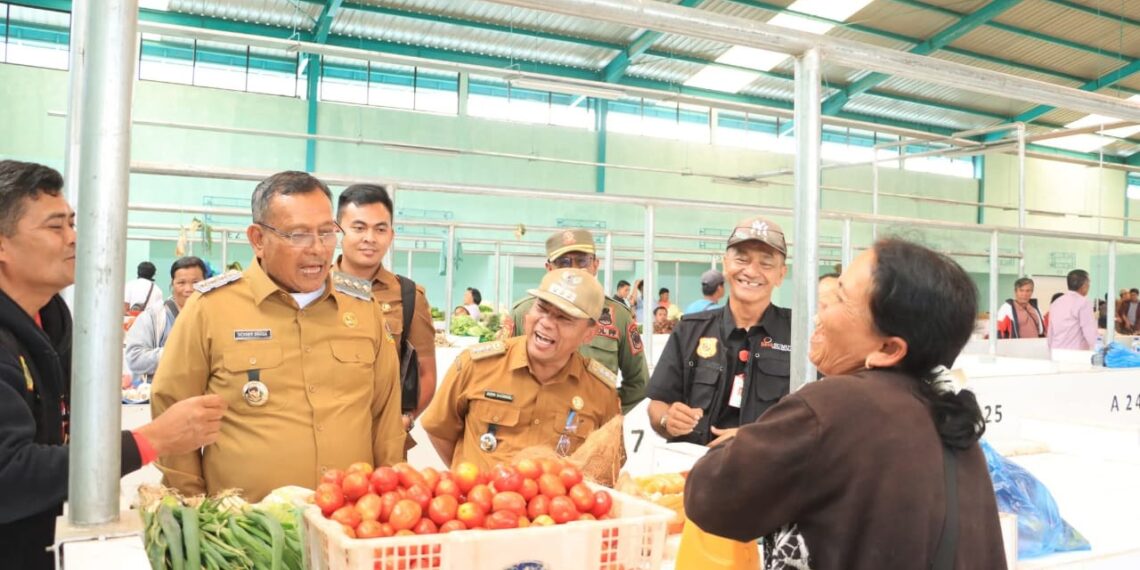 Bergantian, Bupati dan Wakil Bupati Kembali Lakukan Penertiban Pedagang Pasar Sumbul