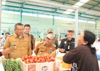 Bergantian, Bupati dan Wakil Bupati Kembali Lakukan Penertiban Pedagang Pasar Sumbul