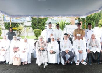 Wakil Bupati Lepas 10 Calon Jamaah Haji Eksklusif Asal Dairi Ikuti Manasik Haji di Medan