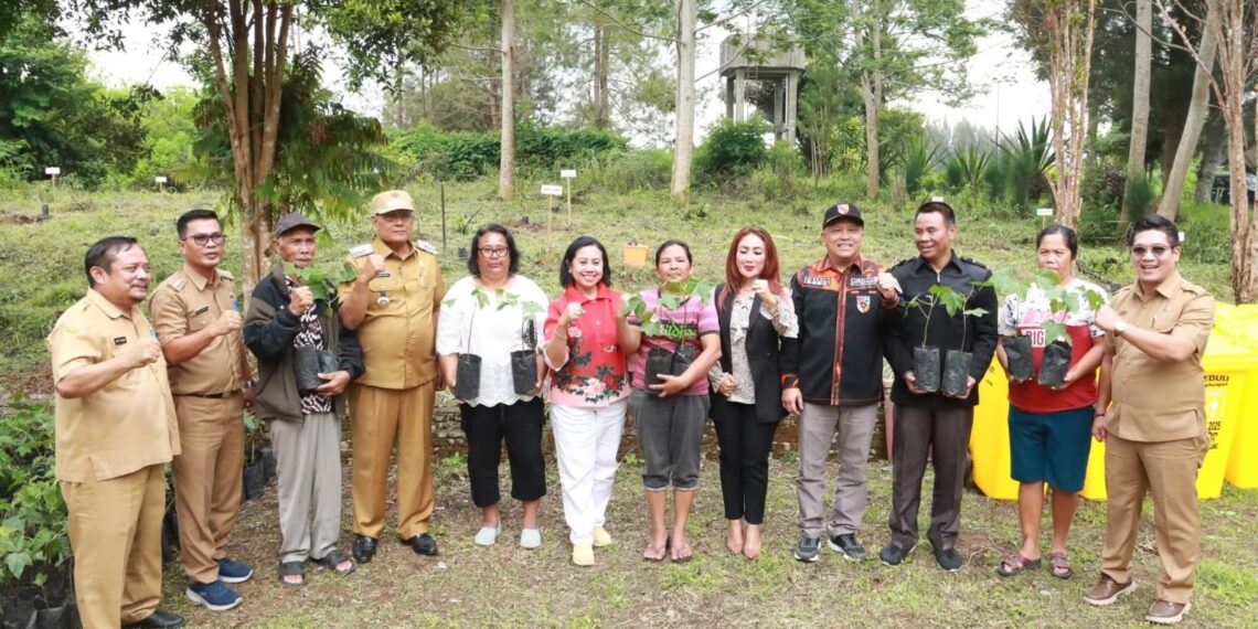 Bupati Dairi Serahkan Seribu Bibit Tanaman, Awali Program Sejuta Pohon