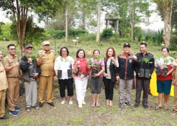 Bupati Dairi Serahkan Seribu Bibit Tanaman, Awali Program Sejuta Pohon