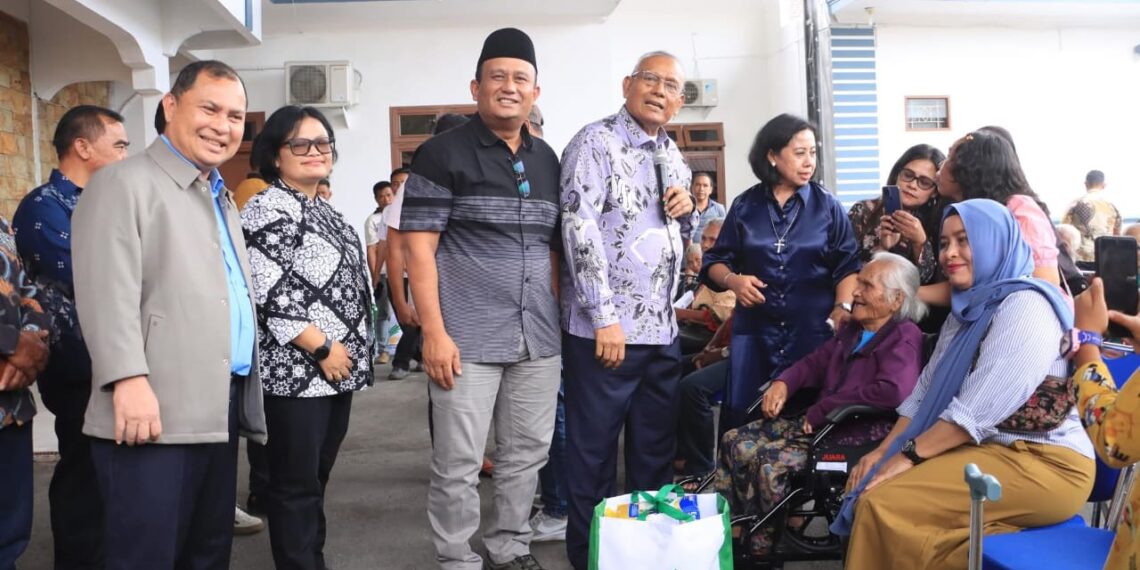 Dapat Atensi Dari Kemensos, Bupati Dairi Salurkan Bantuan Kepada 41 PPKS
