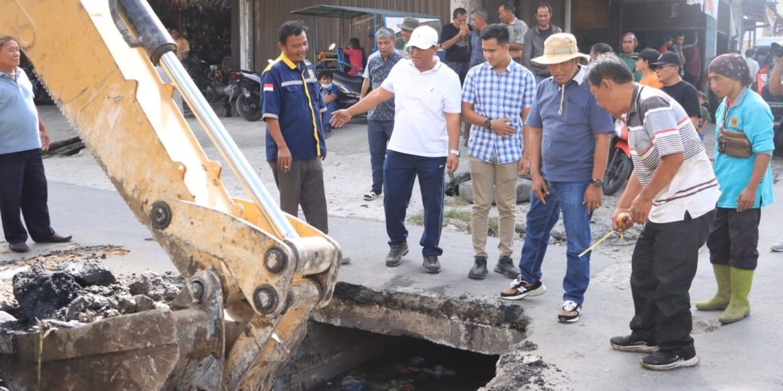 Wakil Bupati Bersama ASN Turun ke Jalan Bergotong Royong Wujudkan Dairi Tanpa Genangan Air