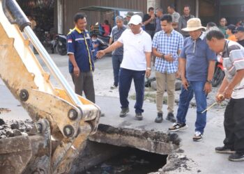 Wakil Bupati Bersama ASN Turun ke Jalan Bergotong Royong Wujudkan Dairi Tanpa Genangan Air