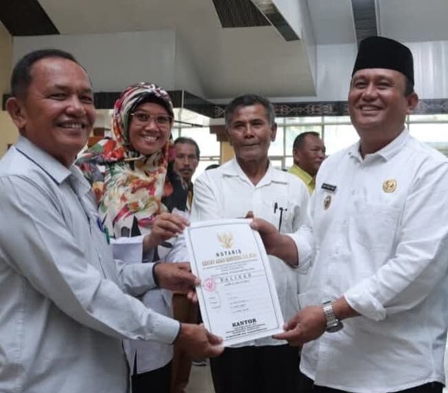 Wakil Bupati Kabupaten Dairi Serahkan Akta Pendiri AHU Koperasi Merah Putih