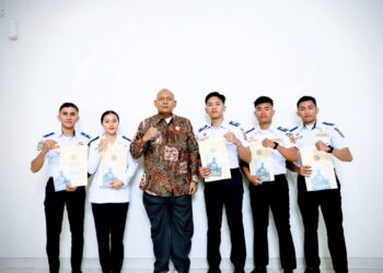 Bupati Dairi Vikner Sinaga Serahkan SK CPNS Kepada Lima Lulusan STTD Sebagai Modal Awal Dalam Bertugas
