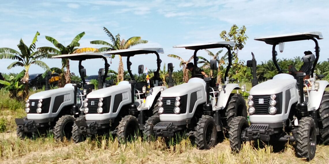 Penyerahan Bantuan Alsintan Traktor Roda Empat untuk Percepatan Luas Tambah Tanam Kabupaten Mukomuko