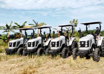 Penyerahan Bantuan Alsintan Traktor Roda Empat untuk Percepatan Luas Tambah Tanam  Kabupaten Mukomuko