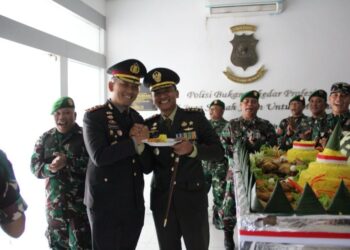Dandim 0621/Kab Bogor Letkol INF Henggar Tri Wahono dan Jajaran Membawa Tumpeng dan Ucapan Selamat Hari Bhayangkara ke 79