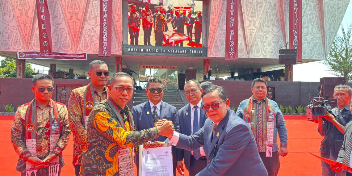 Bupati Taput Hadiri Pengukuhan Siswa/i Asrama Yayasan TB Soposurung Angkatan 36