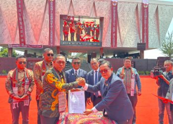 Bupati Taput Hadiri Pengukuhan Siswa/i Asrama Yayasan TB Soposurung Angkatan 36