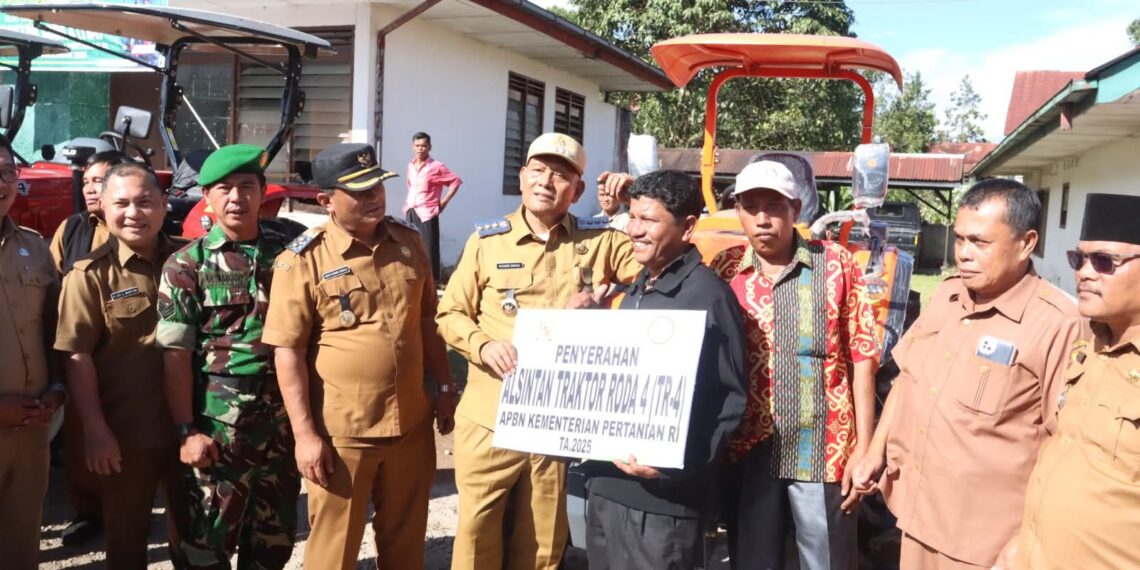 Dorong Produktivitas Pertanian, Bupati Serahkan 13 Traktor untuk Petani Dairi Bantuan Kementan