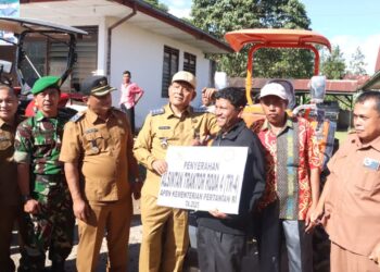 Dorong Produktivitas Pertanian, Bupati Serahkan 13 Traktor untuk Petani Dairi Bantuan Kementan