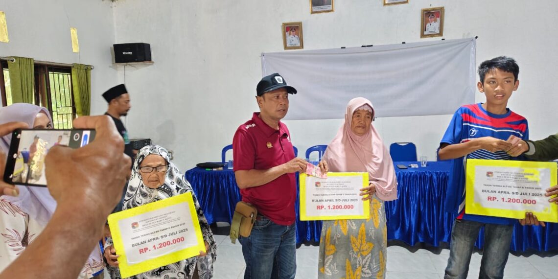 Pemerintah Desa Dusun Baru Salurkan BLT  II Tahun 2025, Kepada 19 Orang Penerima