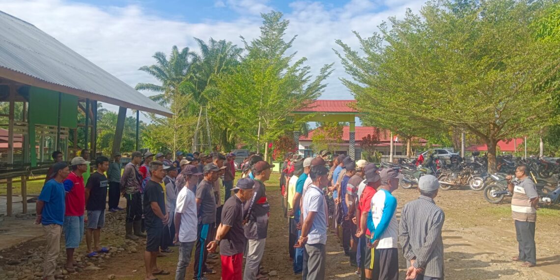 Kepala Desa Sumber Makmur Berikan Pengarahan dan Motivasi Kepada Anggota Satgas TMMD Ke-125 Kodim 0428 Mukomuko