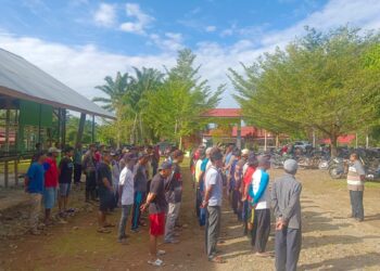 Kepala Desa Sumber Makmur Berikan Pengarahan dan Motivasi Kepada Anggota Satgas TMMD Ke-125 Kodim 0428 Mukomuko