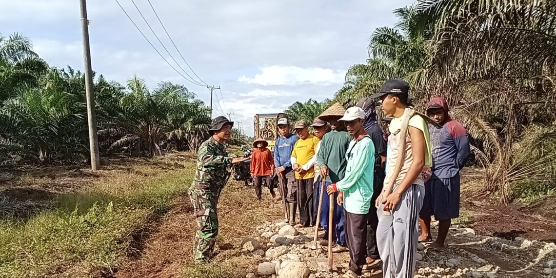 Masyarakat dan Anggota TMMD Bersatu Bangun Desa Sumber Makmur, Kecamatan Lubuk Pinang, Mukomuko