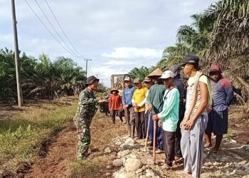 Masyarakat dan Anggota TMMD Bersatu Bangun Desa Sumber Makmur, Kecamatan Lubuk Pinang, Mukomuko